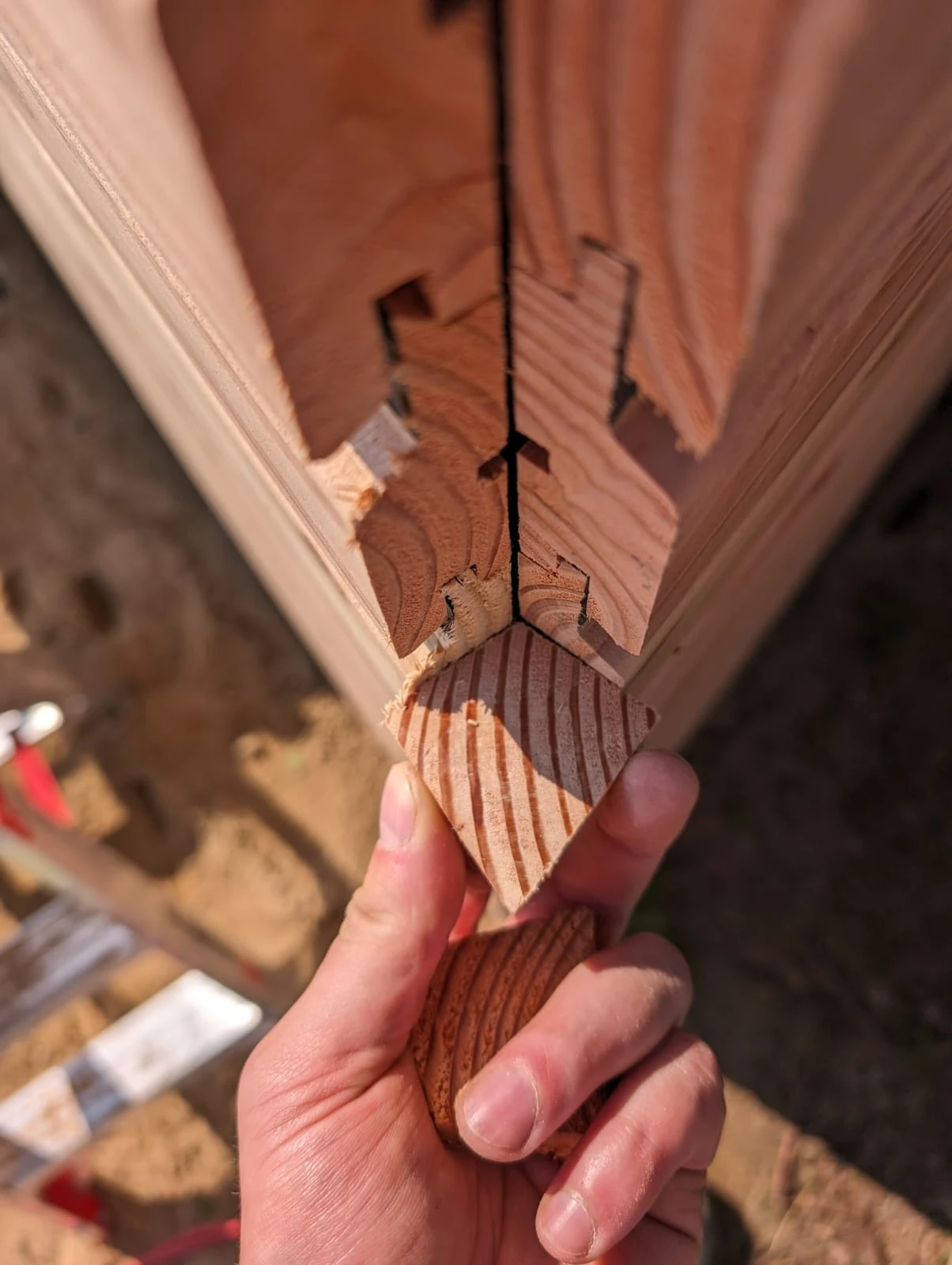 Handwerkliches Holzdetail einer ausgearbeiteten Eckverbindung