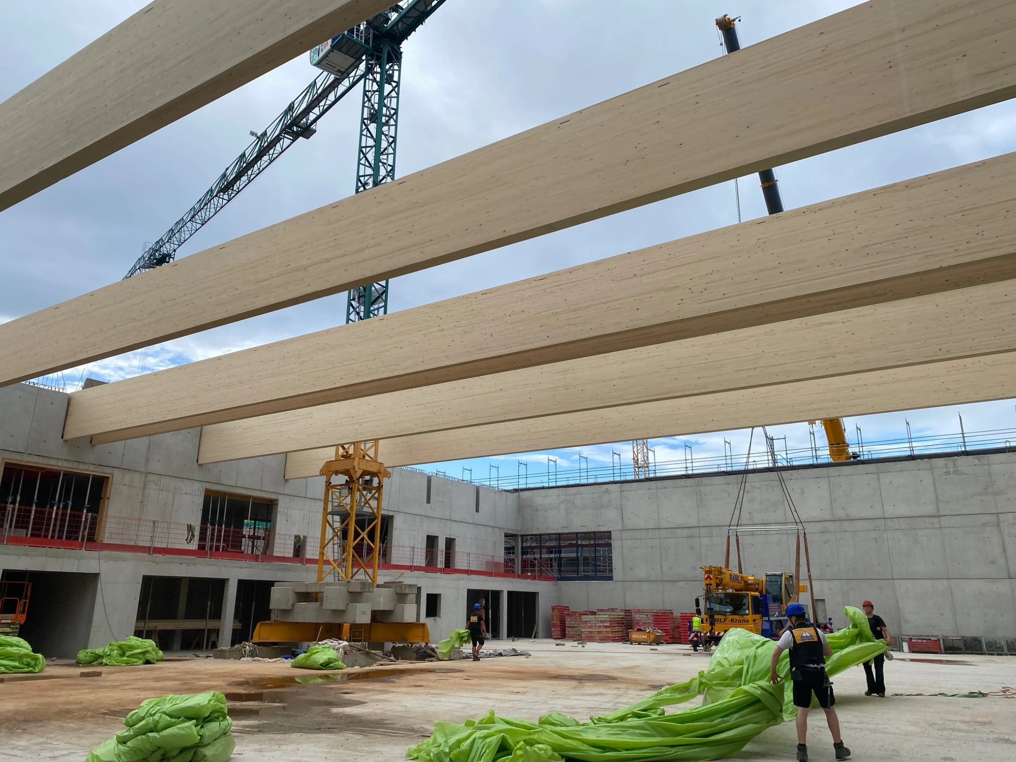 Großes Holztragwerk mit Bogenbindern auf der Baustelle