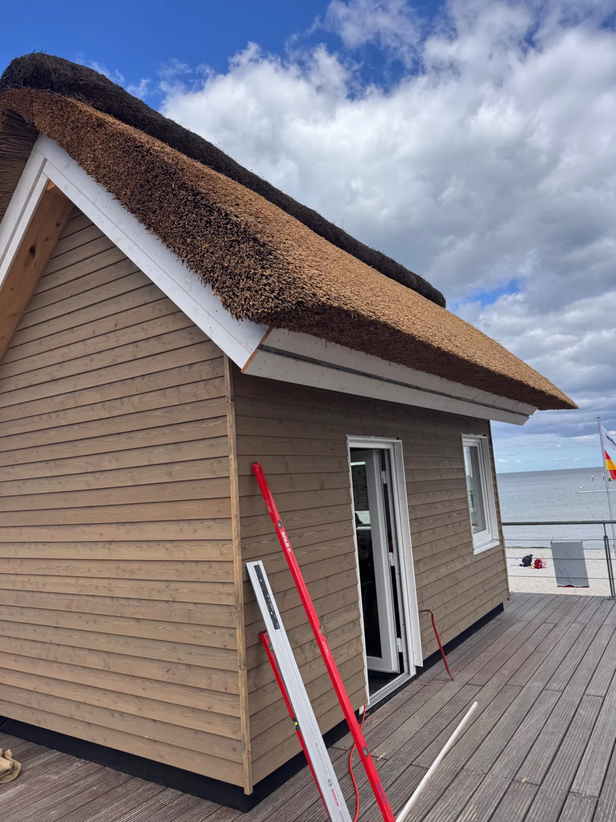 Holzbau mit Reetdach an der Ostseeküste
