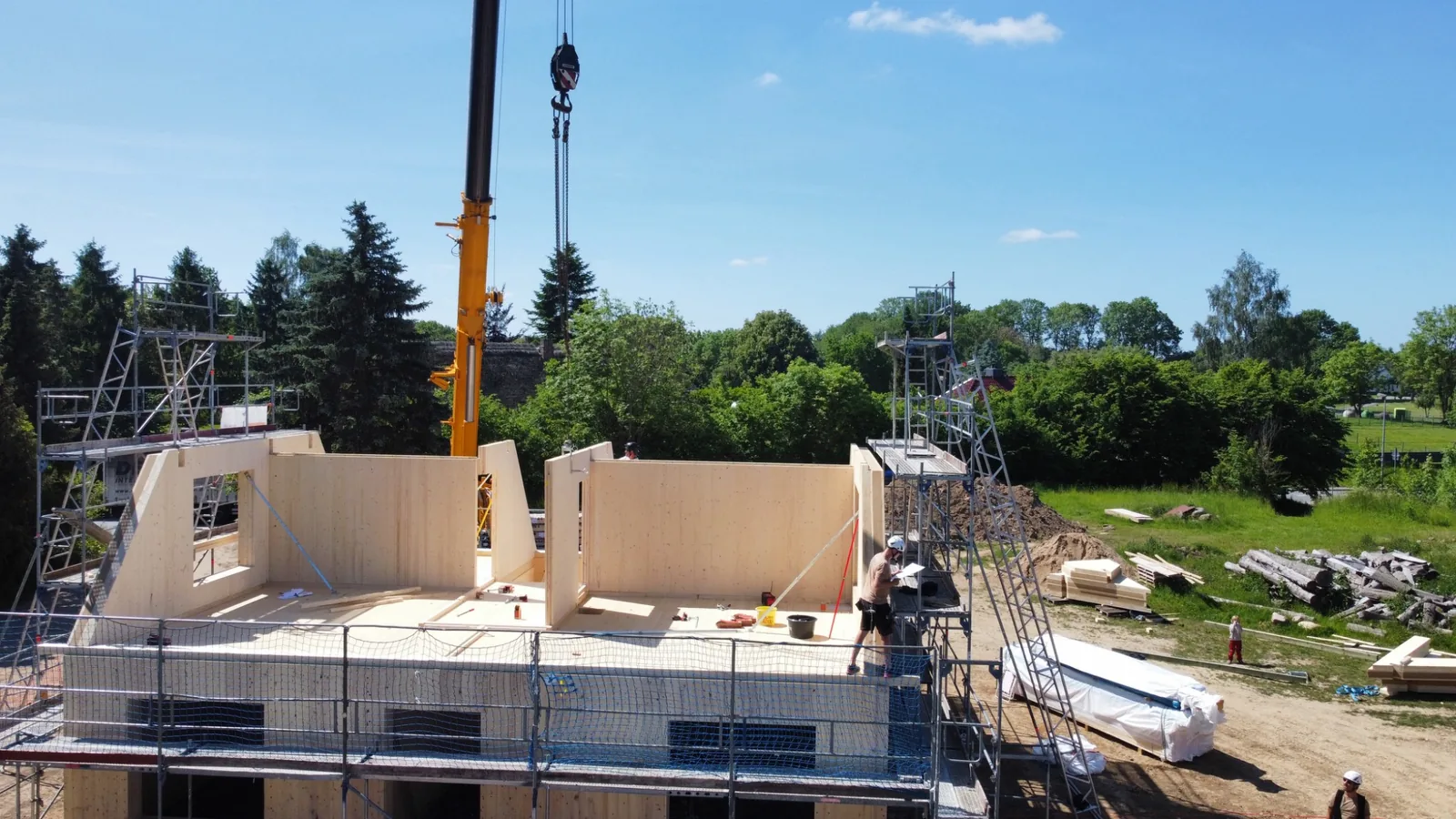 Montage eines vollökologischen Massivholzhauses